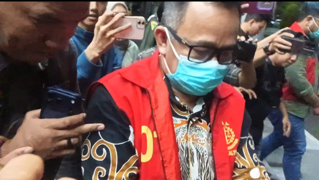 Resmi Tersangka Korupsi Zirkon, Kadis ESDM Kalteng Pilih Bungkam di Hadapan Wartawan