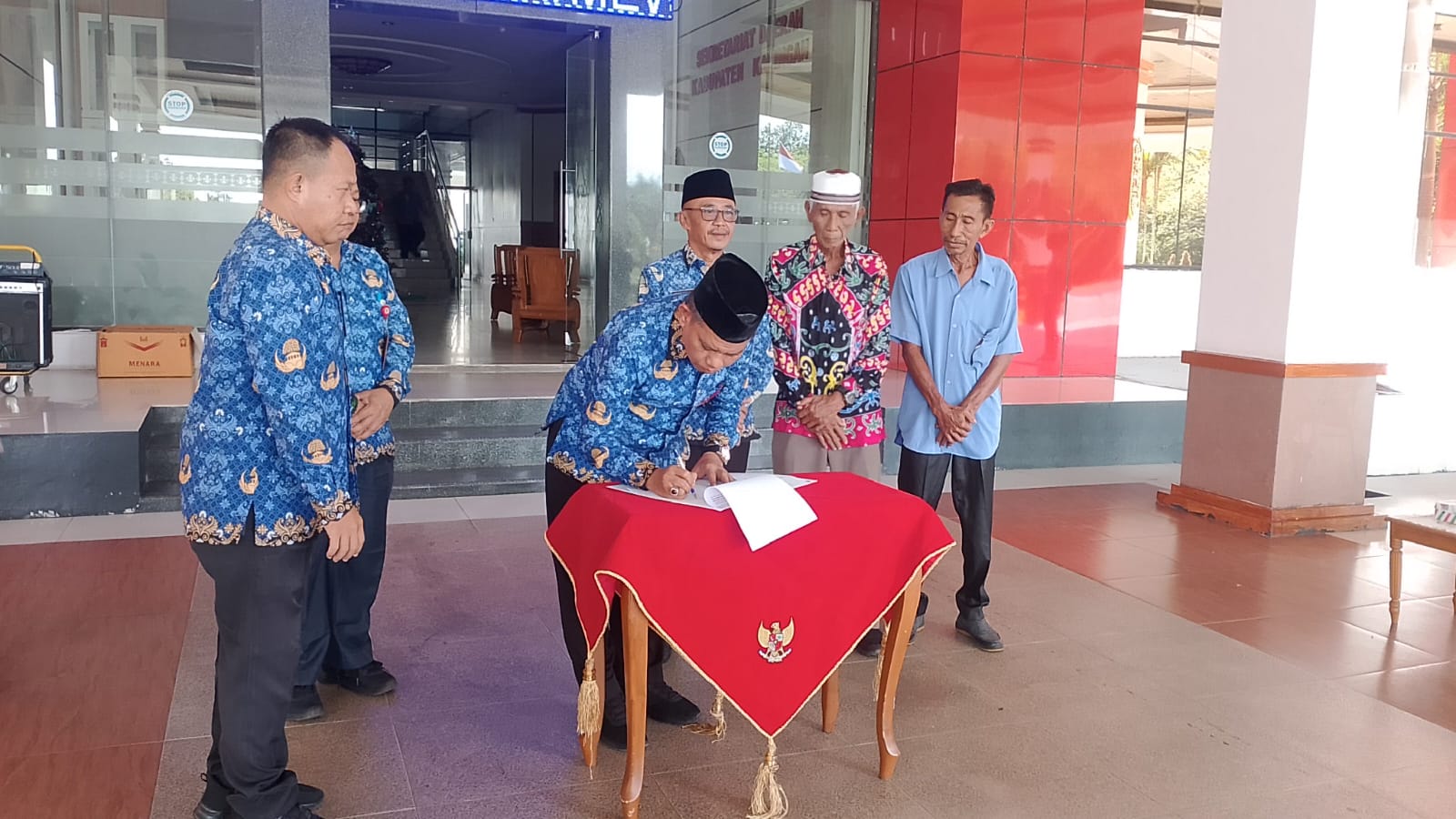 Masjid Besar Al-Ikhlas Terima Bantuan Ambulans Jenazah dari Pemkab Katingan