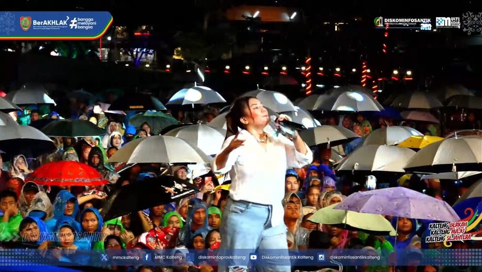 Diguyur Hujan, Warga Tetap Padati Bundaran Besar Saksikan Konser Amal Kalteng