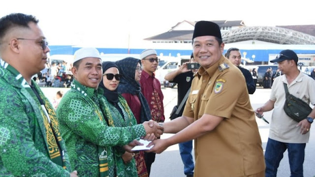 Wabup Barito Utara Lepas Jamaah Umroh Pemenang Jalan Sehat Gubernur Kalteng 2024