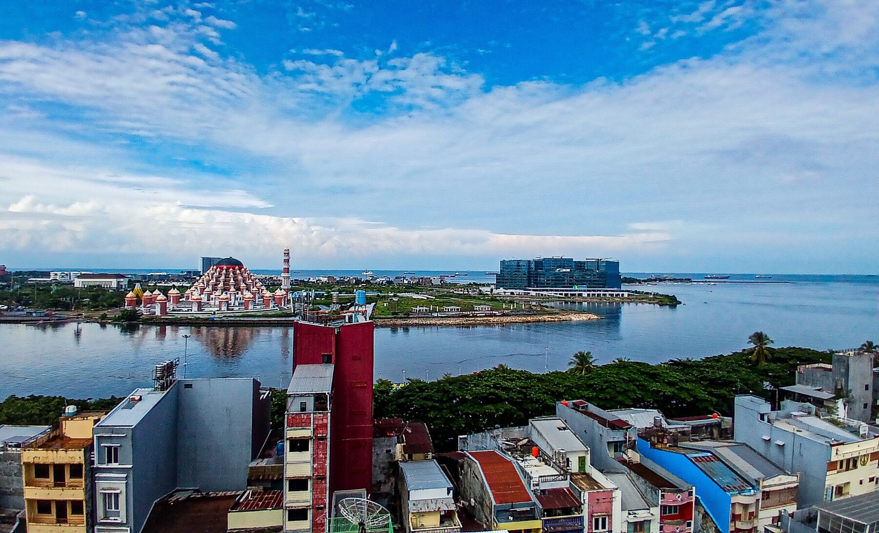 Menikmati Makassar di Awal Tahun: Pantai Losari, Hujan, dan Ritme Kota