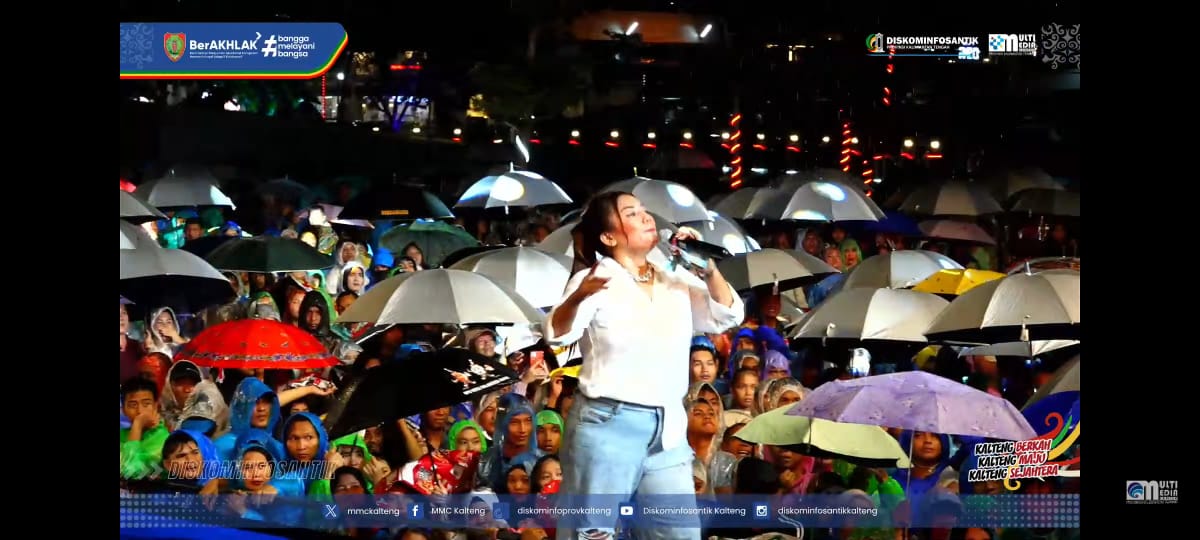 Diguyur Hujan, Warga Tetap Padati Bundaran Besar Saksikan Konser Amal Kalteng