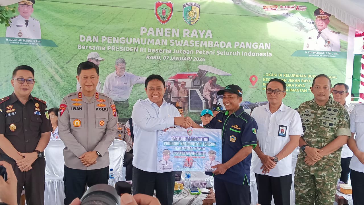 Dukung Swasembada Pangan, Pemprov Kalteng Serahkan Bantuan Alsintan Pasca Panen kepada Petani