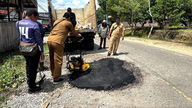 Respon Cepat, PUPR Tambal Jalan Rusak di Muara Teweh