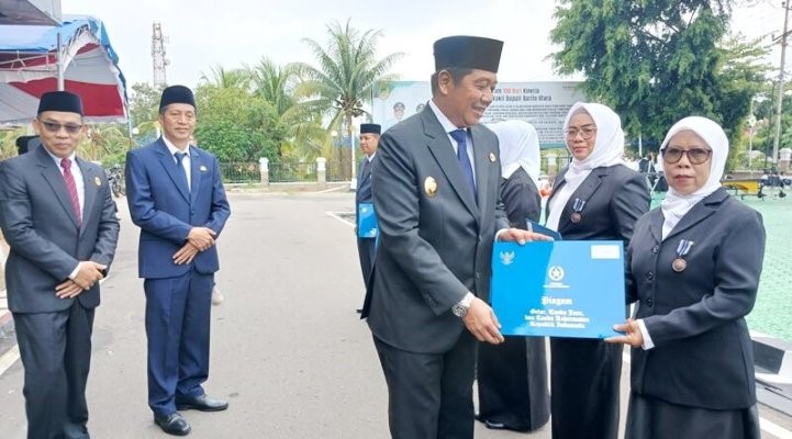 Wabup Barito Utara Serahkan Satya Lencana dan Purna Bakti ASN Kemenag