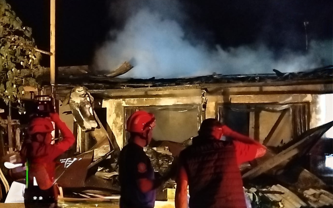 Ruko di Kumai Hilir Terbakar Dini Hari, Api Diduga Berasal dari Korsleting Freezer