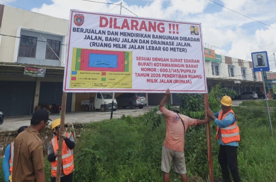 Penertiban Rumija Diperketat, Pemkab Kobar Pasang Spanduk Larangan di Jalur Strategis