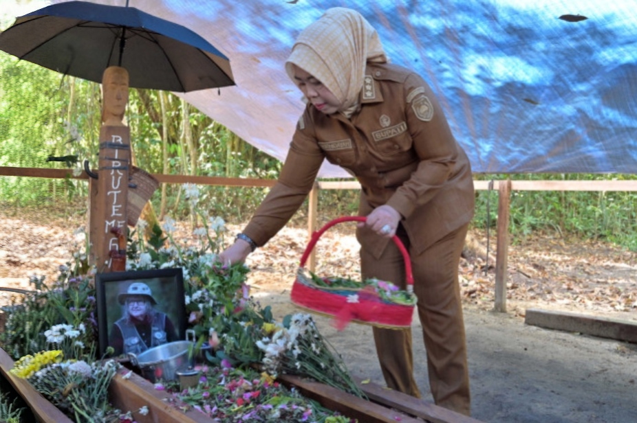 Nurhidayah Ziarah ke Makam Birute Galdikas, Komitmen Lanjutkan Jaga Hutan Kobar