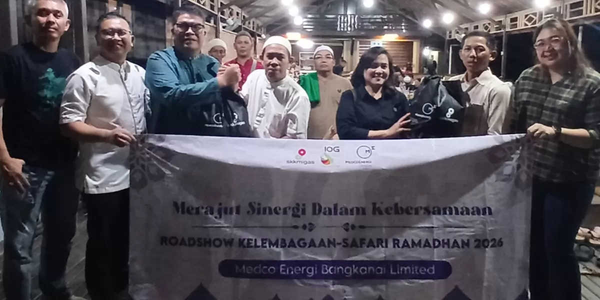Perwakilan Medco E&P menyerahkan bantuan kepada pengurus PWI Barito Utara dalam acara buka puasa bersama, Selasa (3/3).