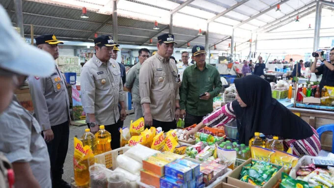 Bupati Barito Utara H. Shalahuddin saat peninjaun pasar, beberapa waktu.