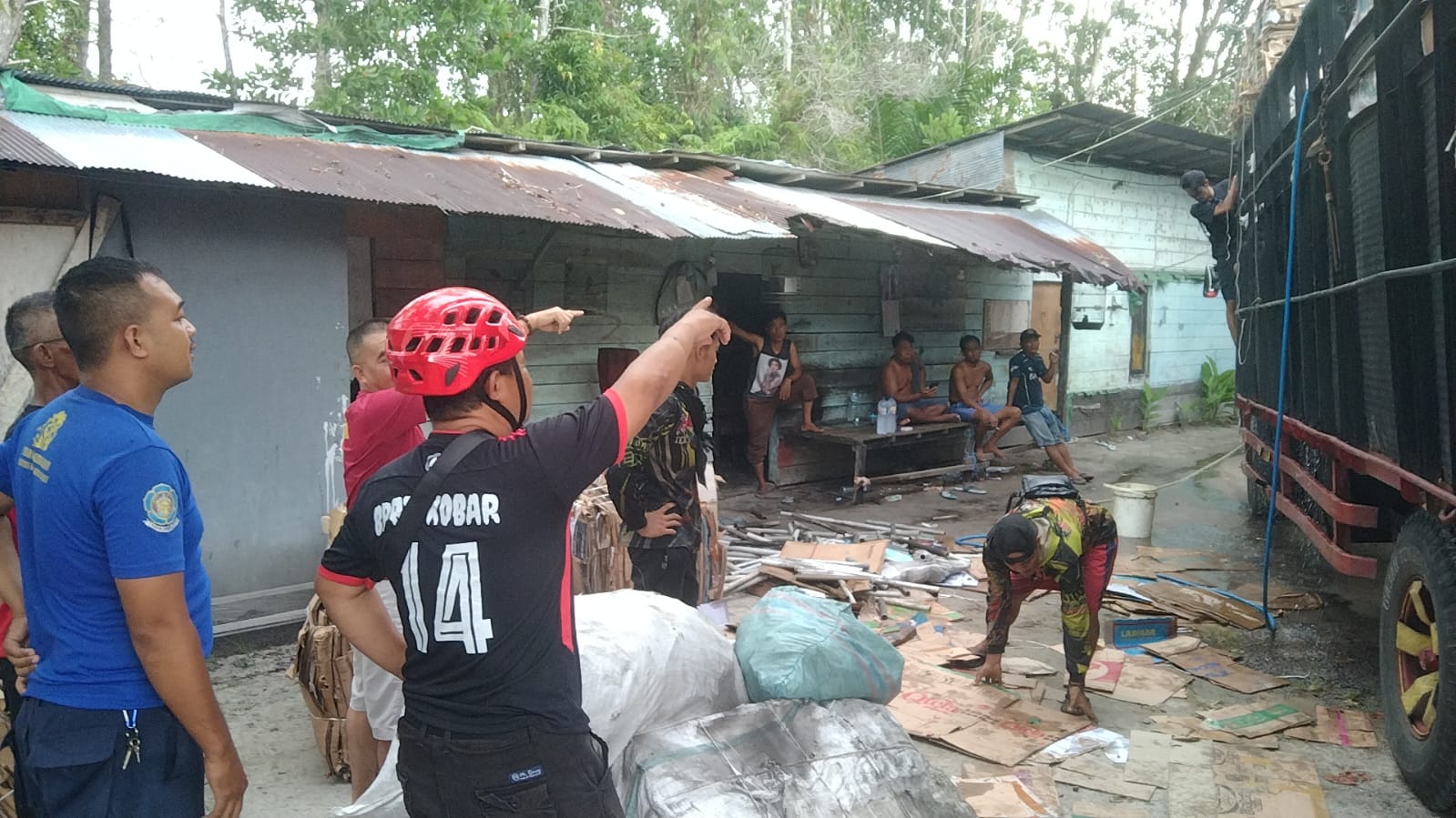 Detik-detik Truk Fuso Terbakar di Gudang Tri Jaya Kobar, Api Cepat Dikendalikan