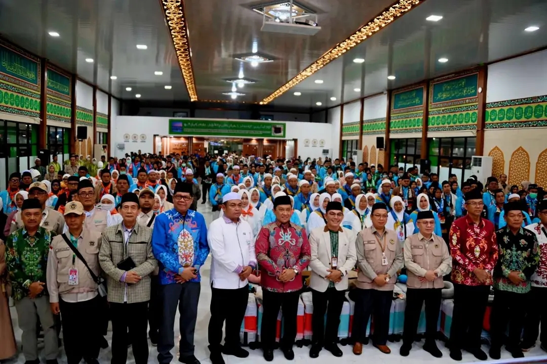 Edy Pratowo Lepas 356 Jemaah Haji Kalteng Kloter BDJ 04 ke Tanah Suci