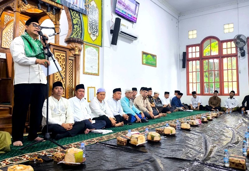 Bupati Barito Utara menyampaikan sambutan di hadapan warga pada kegiatan Safari Ramadan di Masjid Al-Istiqamah.