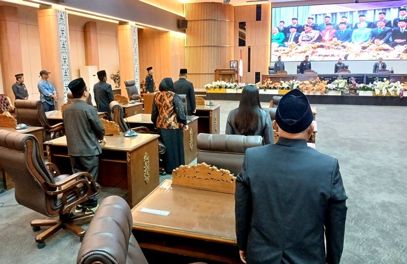 Bupati Barito Utara H. Shalahuddin menyampaikan jawaban pemerintah daerah atas pemandangan umum fraksi-fraksi DPRD dalam Rapat Paripurna III Masa Sidang I Tahun 2026 di Gedung DPRD Barito Utara, Muara Teweh, Rabu (4/3/2026),