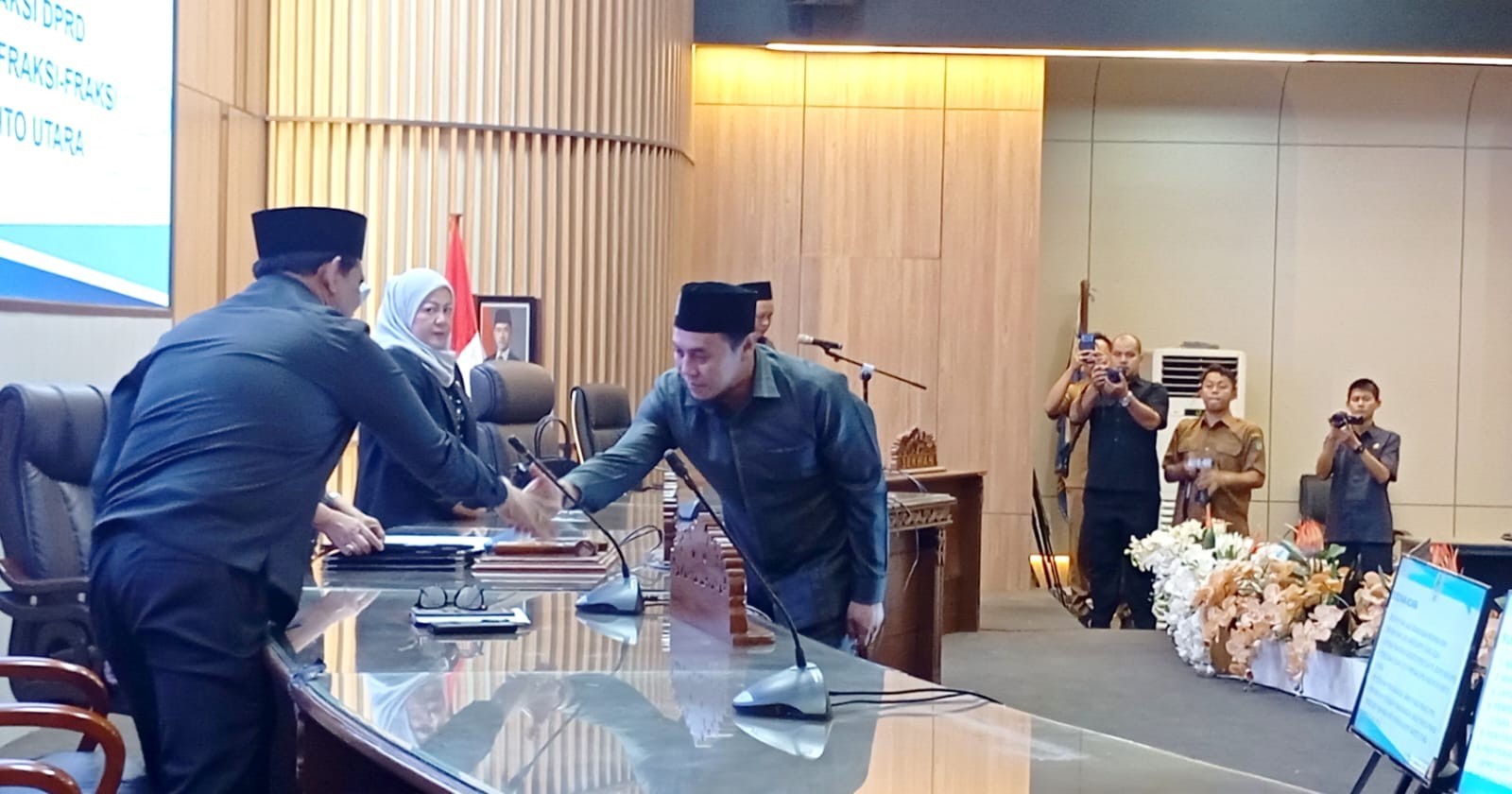 Bupati Barito Utara H. Shalahuddin memaparkan strategi pertumbuhan ekonomi, peningkatan sektor pendidikan, serta penanganan permukiman kumuh dalam Rapat Paripurna III Masa Sidang I Tahun 2026 di Gedung DPRD Barito Utara, Muara Teweh, Rabu (4/3/2026),