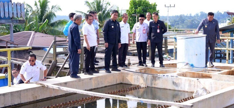 Sidak PDAM Muara Teweh, Bupati H. Shalahuddin memastikan kualitas pH dan kejernihan air sesuai standar.