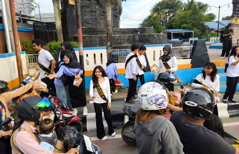 Petugas Disdalduk KB P3A Barito Utara bersama Duta GenRe dan Forum Anak Daerah membagikan takjil kepada pengguna jalan di Bundaran Bupati Muara Teweh, Rabu (4/3/2026).