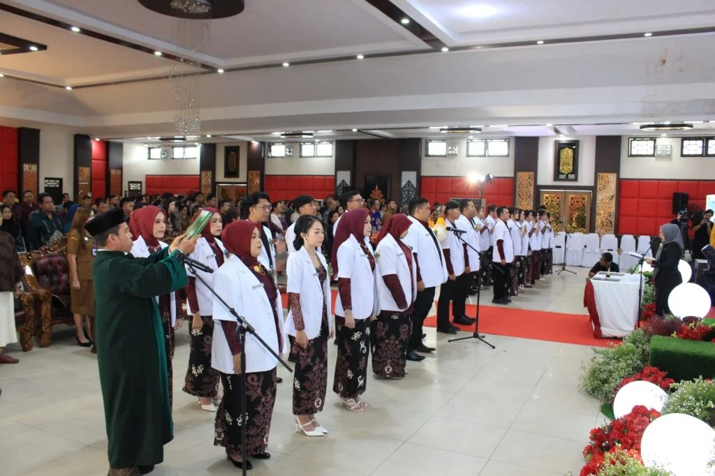 Dokter Baru UPR Resmi Dilantik, Dinkes Kalteng Tekankan Tanggung Jawab Profesi