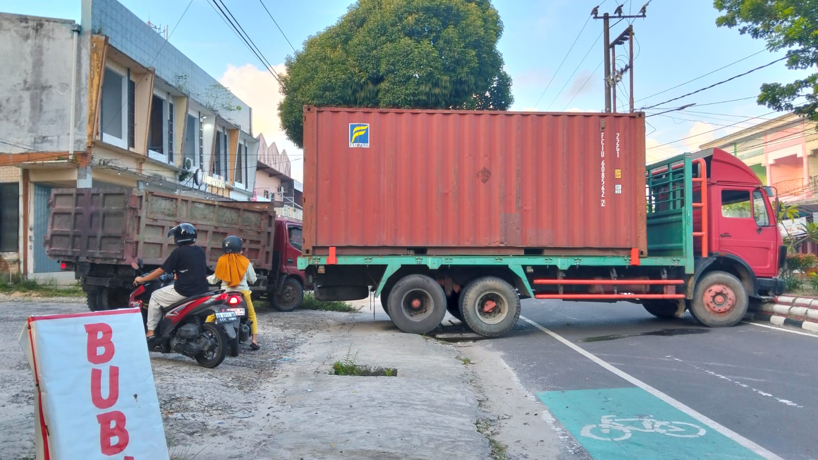 Kontainer Melintang di Jalan HM Rafii, Ganggu Lalu Lintas di Jam Sibuk Pagi