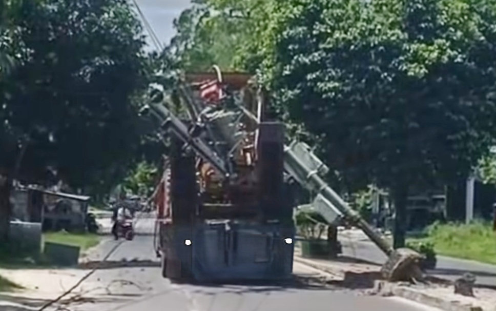 Alat Berat Tabrak Tiang Listrik di Pangkalan Bun, Listrik Padam dan Jalan Macet