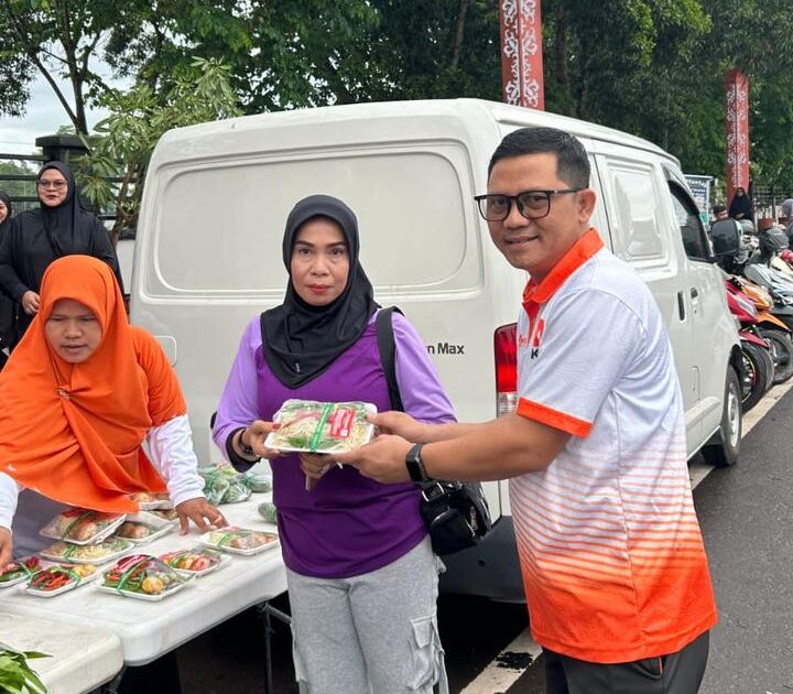 Meriahkan Milad ke-24, PKS Kapuas Bagikan Ratusan Paket Sayur Gratis untuk Warga