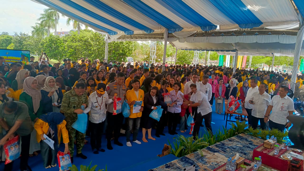 HUT Kalteng, Ribuan Mahasiswa Buru Sembako Murah di Istana Isen Mulang