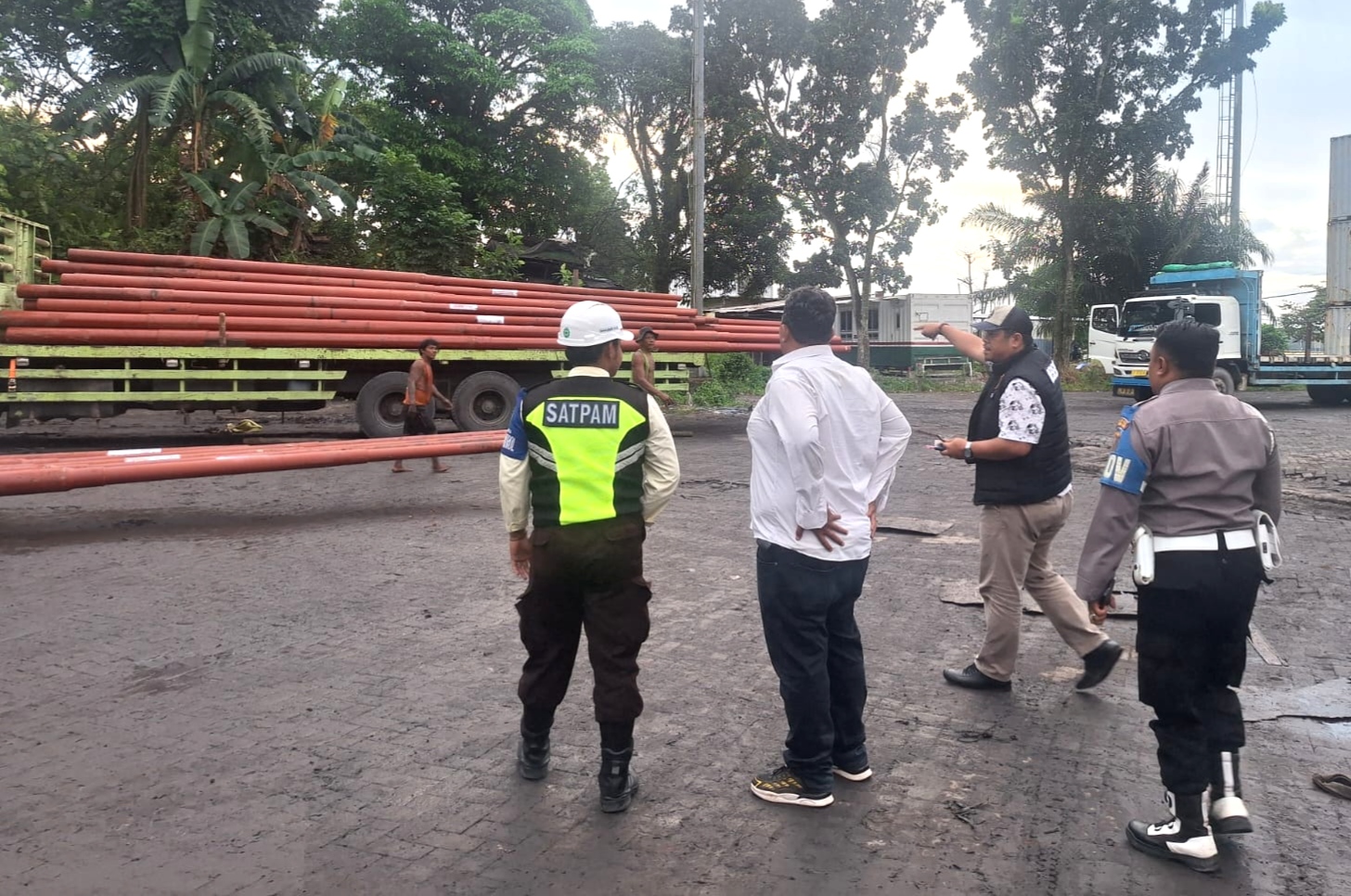Insiden Bongkar Muat di Kumai, Dua Buruh Terhempas dari Truk Akibat Tiang Menggelinding