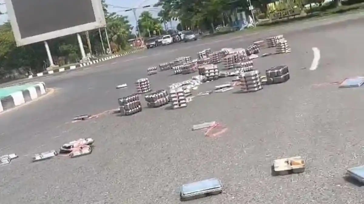 Belasan Ompreng MBG Berserakan di Jalanan Palangka Raya, BGN: Akibat Kelalaian Pengemudi