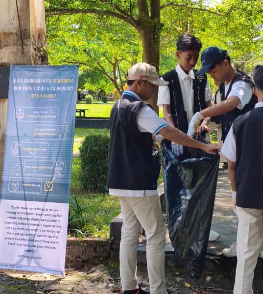 Kader Adiwiyata SMP Tunas Agro Gencarkan Kampanye Peduli Lingkungan