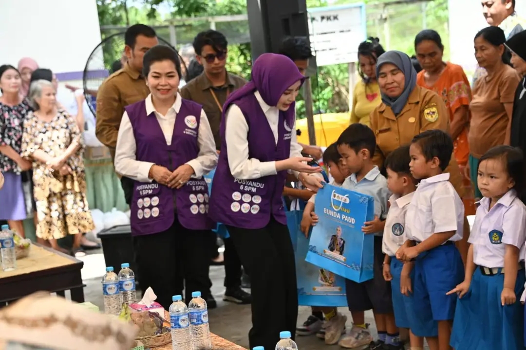 Perkuat Posyandu 6 SPM, Aisyah Thisia Serahkan Bantuan untuk Kader di Gunung Mas