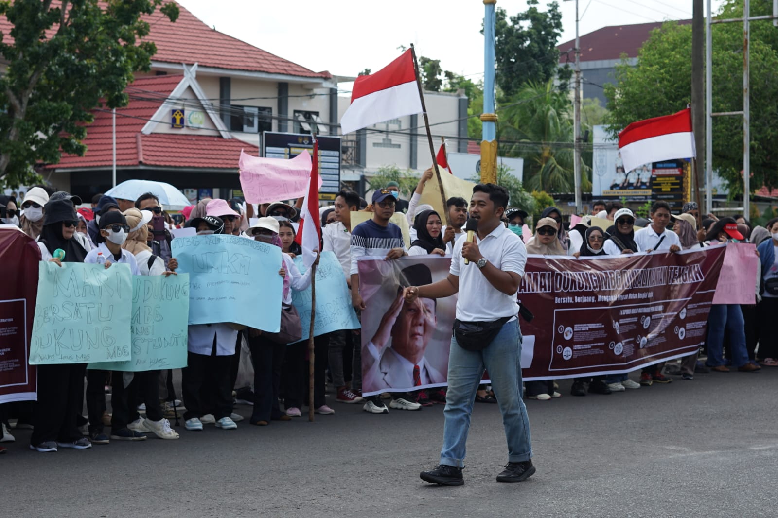 Aksi Damai di Kantor Gubernur, Warga Kalteng Minta Program MBG Terus Dilanjutkan