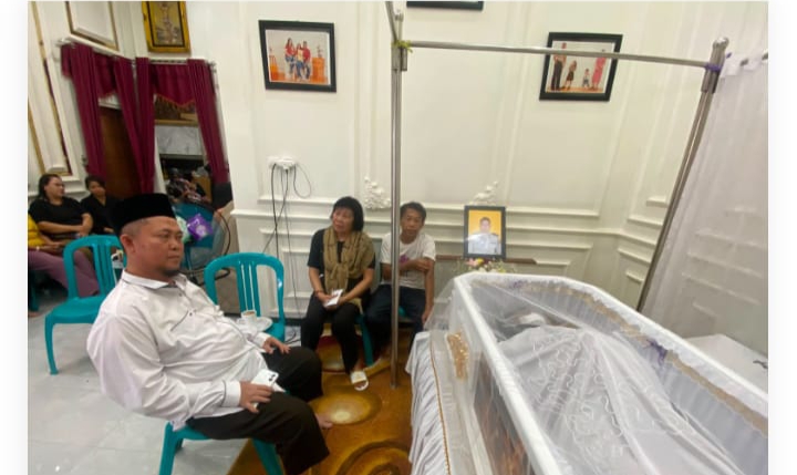 Bupati Katingan Kenang Dedikasi Aiptu Anumerta Yudhi saat Melayat ke Rumah Duka