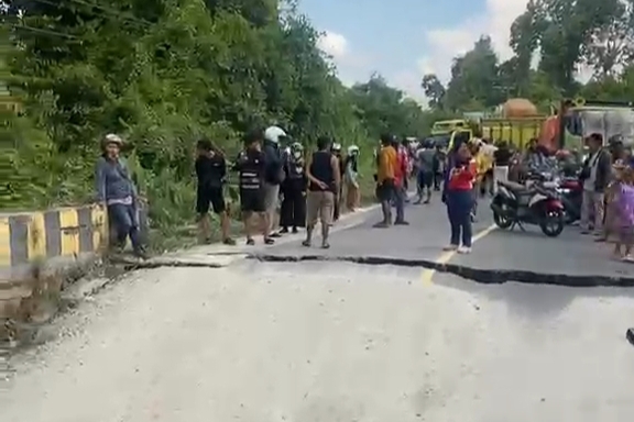 Jembatan Kasongan-Kereng Pangi Ambruk, Lalu Lintas Putus Total