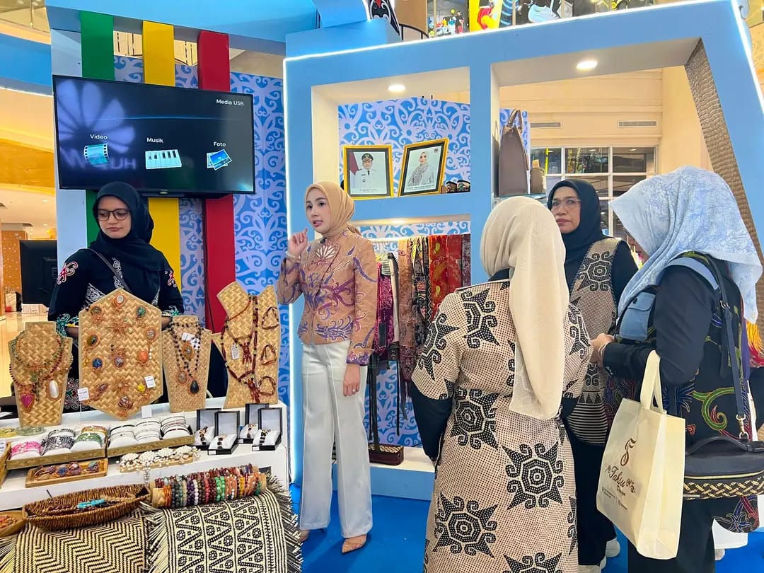 Aisyah Thisia Sabran Promosikan Produk Kerajinan Kalteng di HUT ke-46 Dekranas