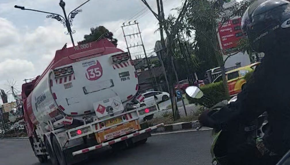 Pertalite Datang, Warga Kobar Keluhkan Antrean Panjang dan Sistem Barcode