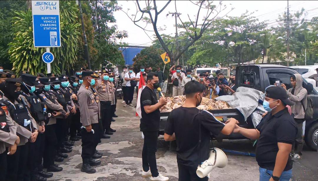 Demo Hari Kedua, Massa Tebar Bangkai Ayam di Kantor PLN Palangka Raya