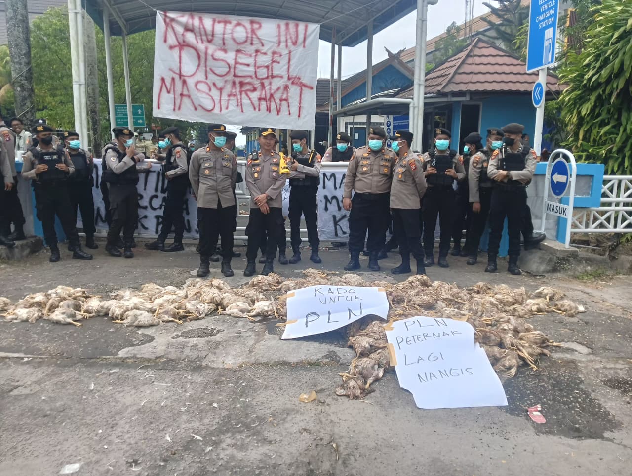 Massa Gerakan Palangka Raya Gelap Segel Kantor PLN, Bangkai Ayam Jadi Simbol Kekecewaan