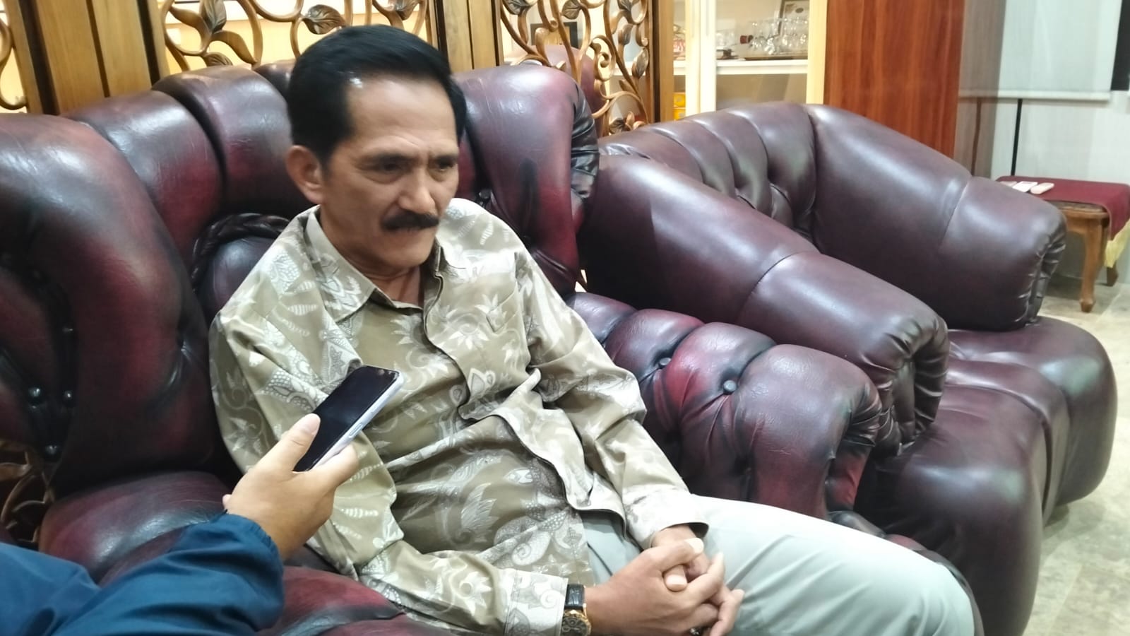 Ketua DPRD Kobar Respons Spanduk Viral, Soroti Krisis Listrik dan Antrian BBM
