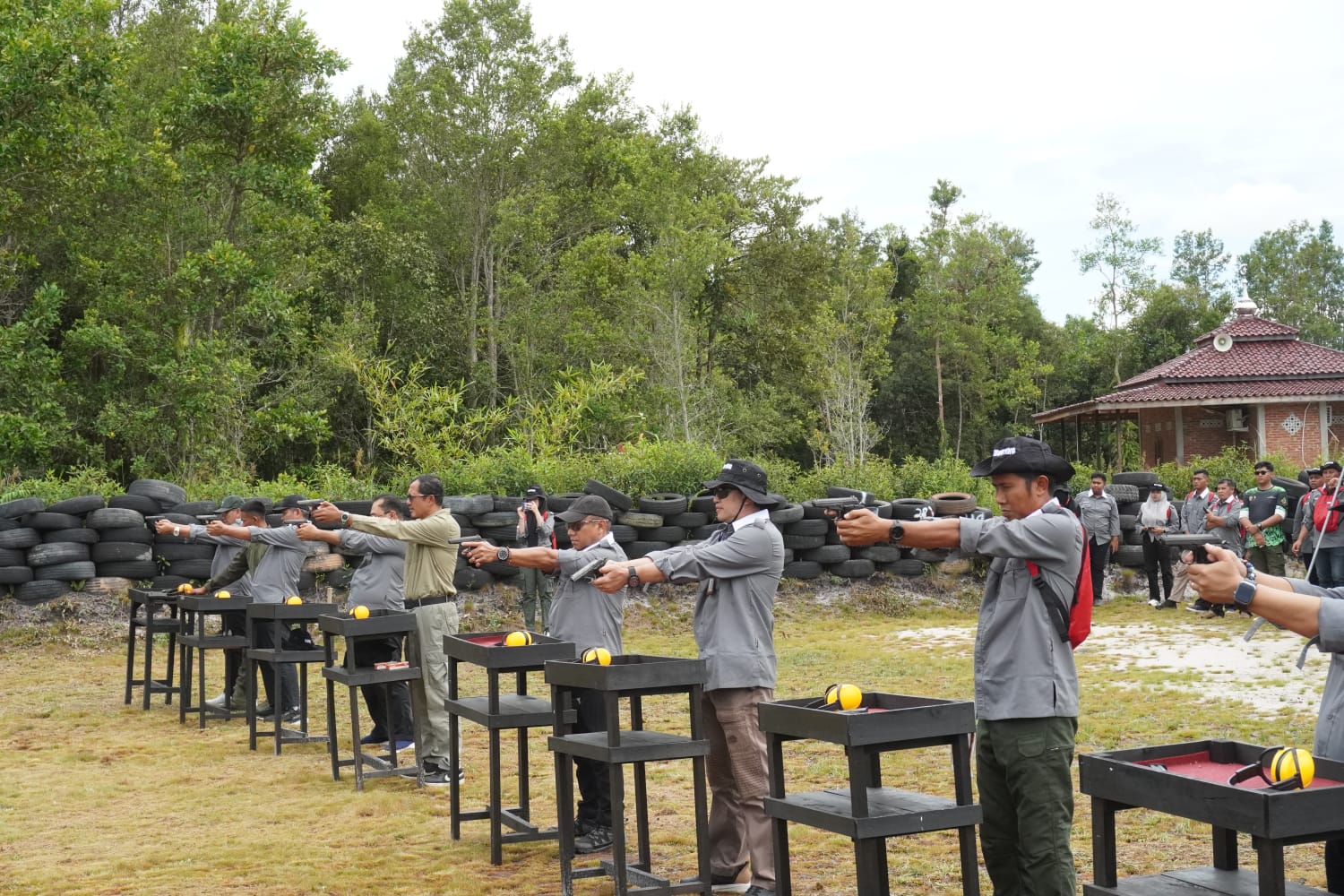 Dishut Kalteng Asah Ketangkasan Personel Lewat Latihan Menembak
