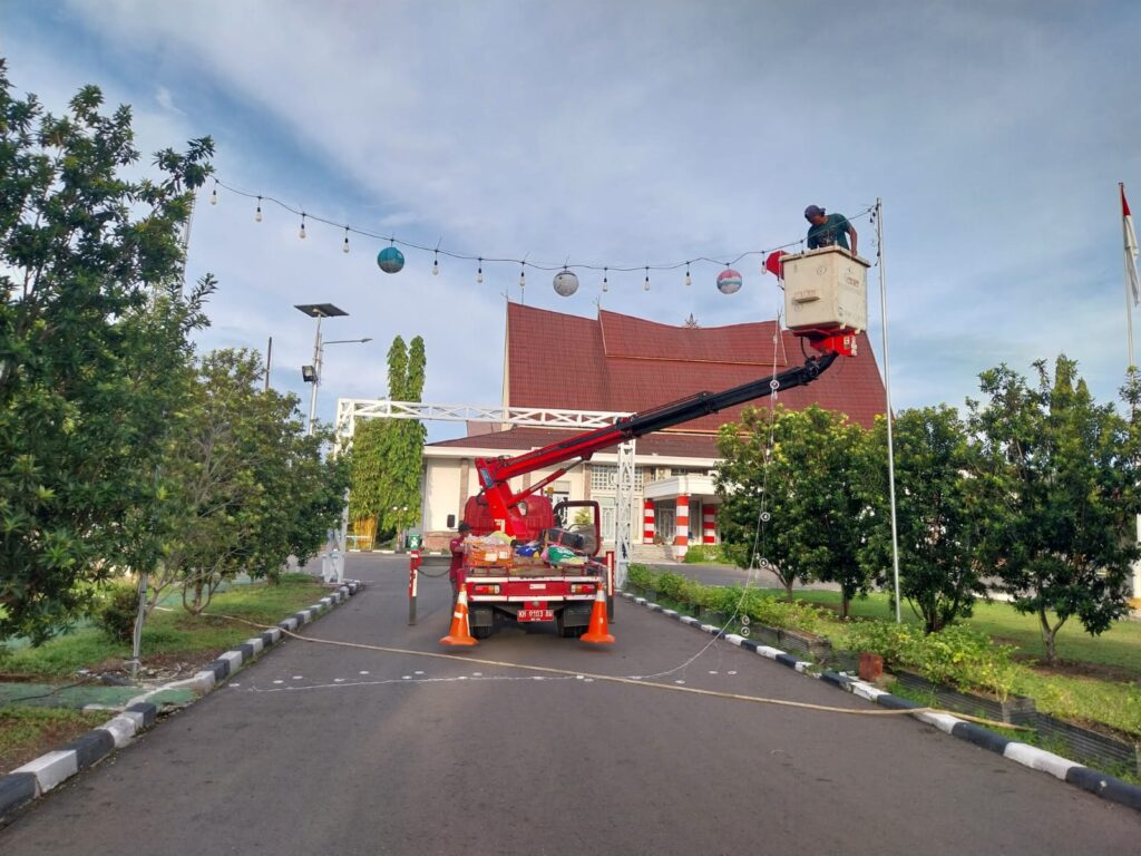 Dinas ESDM Kalteng Terangi Bundaran Besar Menyambut Natal 2025