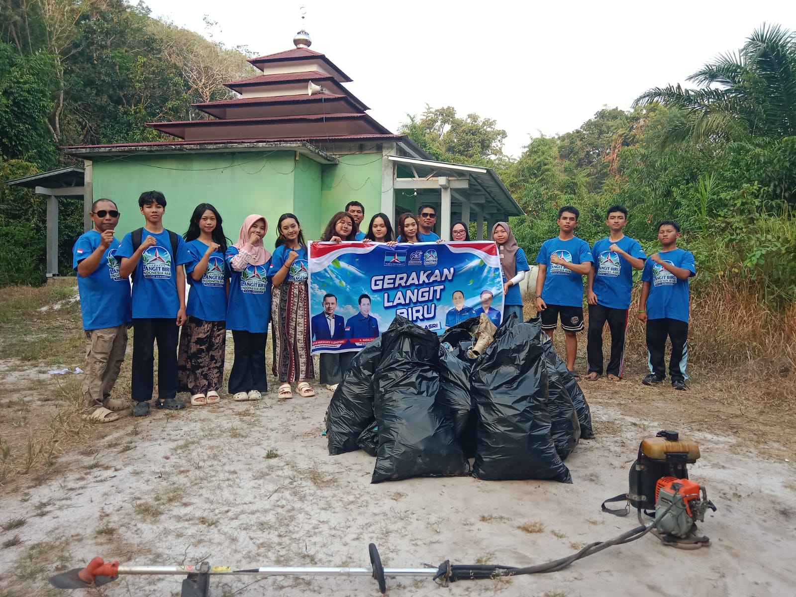 HUT ke-25 Demokrat, Karlo Pimpin Gerakan Langit Biru Bersihkan Masjid di Tumbang Liting