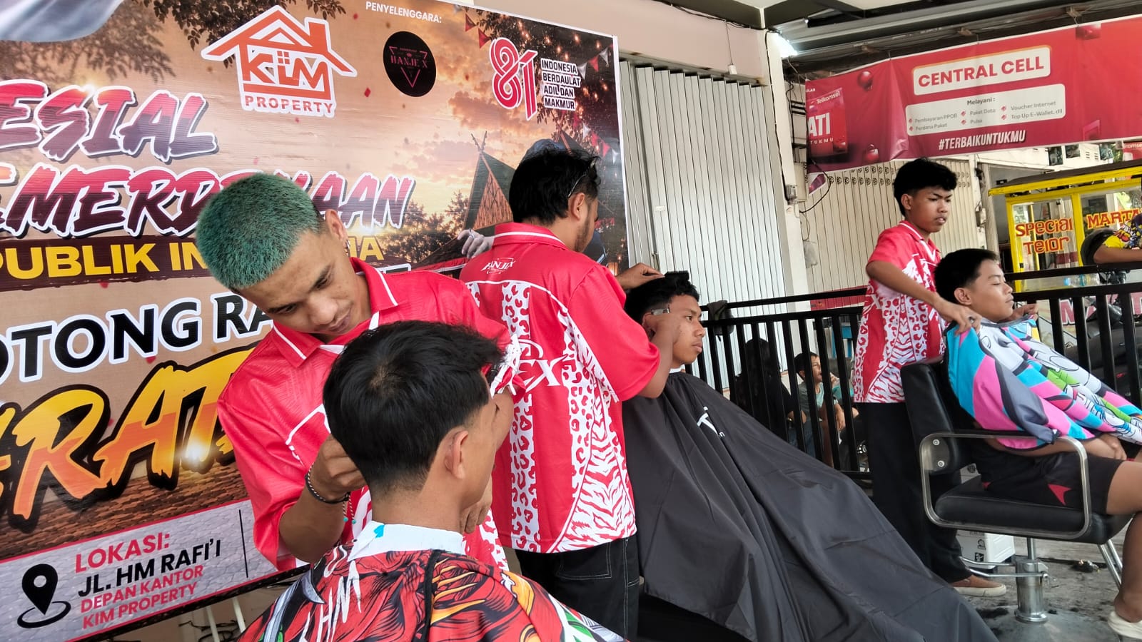 Rekor Agustusan di Kobar! 500 Warga Cukur Gratis, KiM Property Bikin Perayaan 17-an Makin Nyentrik