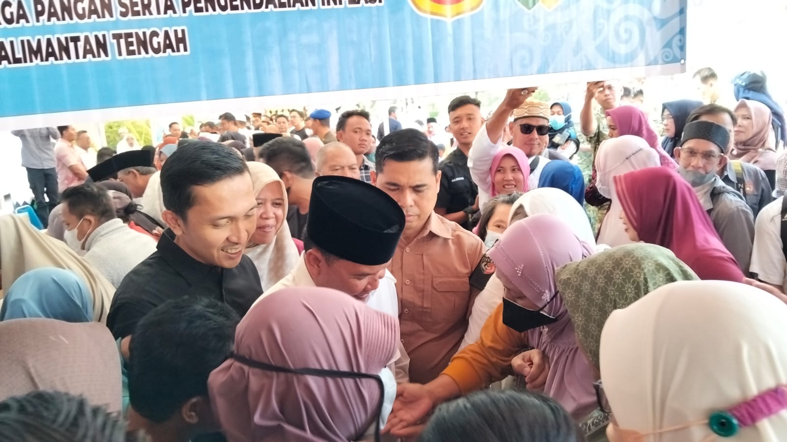 Warga Kobar Berebut Sembako Murah, Gubernur Kalteng Pangkas Harga hingga 50 Persen