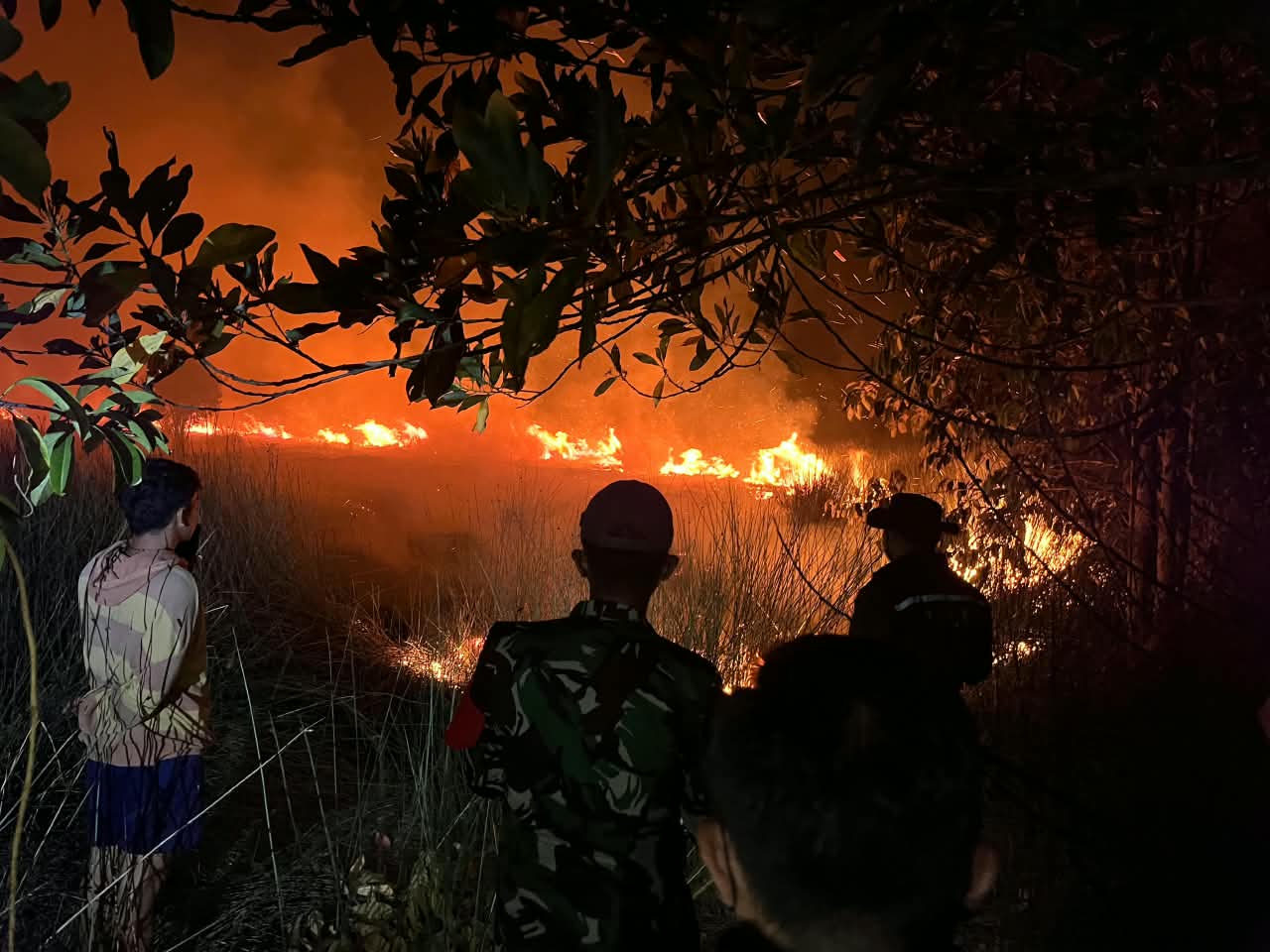Cegah Api Meluas, Kapolres dan Dandim Katingan Turun Padamkan Karhutla