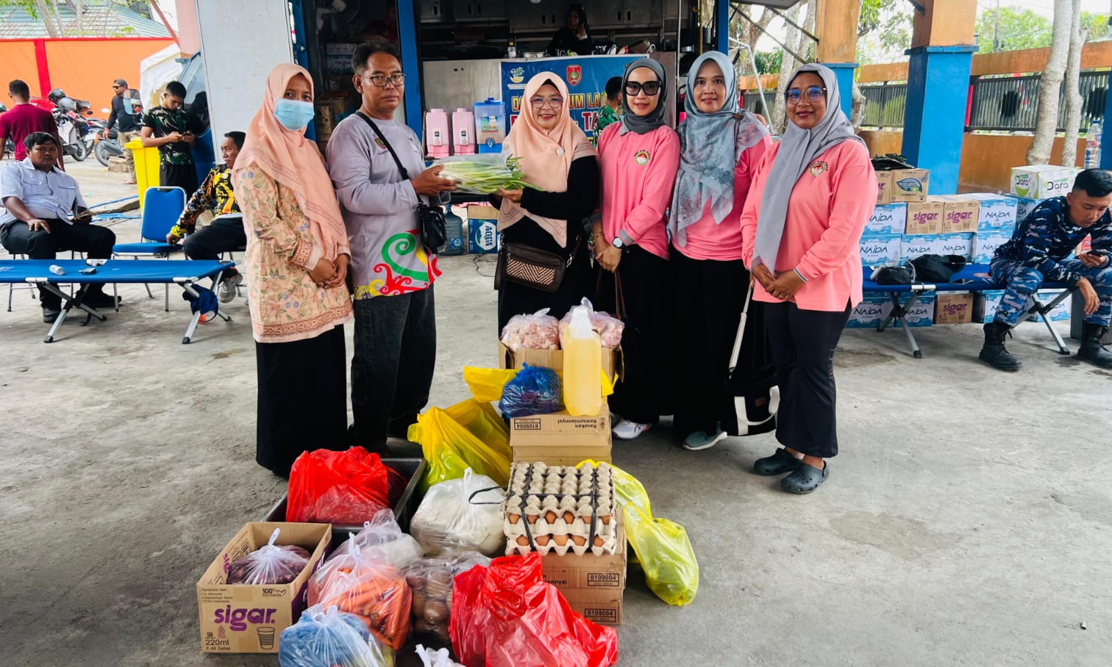 Peduli Karhutla, DWP Kobar Salurkan Logistik untuk Dapur Umum Satgas