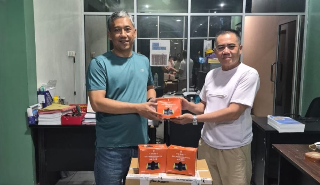 Relawan Huma Singgah Tangani Karhutla, Waket 1 DPRD Kobar Salurkan Masker NP306