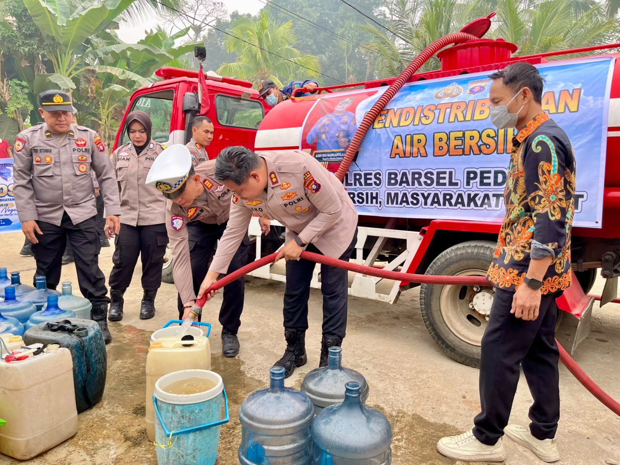 Polres Barsel Salurkan 4.000 Liter Air Bersih ke Warga Danau Ganting