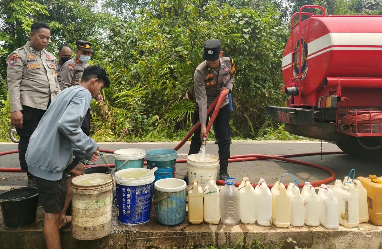 Kemarau Panjang, Polres Barsel Distribusikan 12 Ribu Liter Air Bersih ke Warga