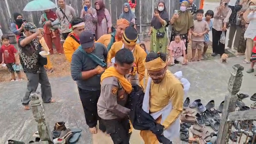 Asap Karhutla Menyelimuti Kobar, Meriam Beranak Dimandikan untuk Memohon Hujan