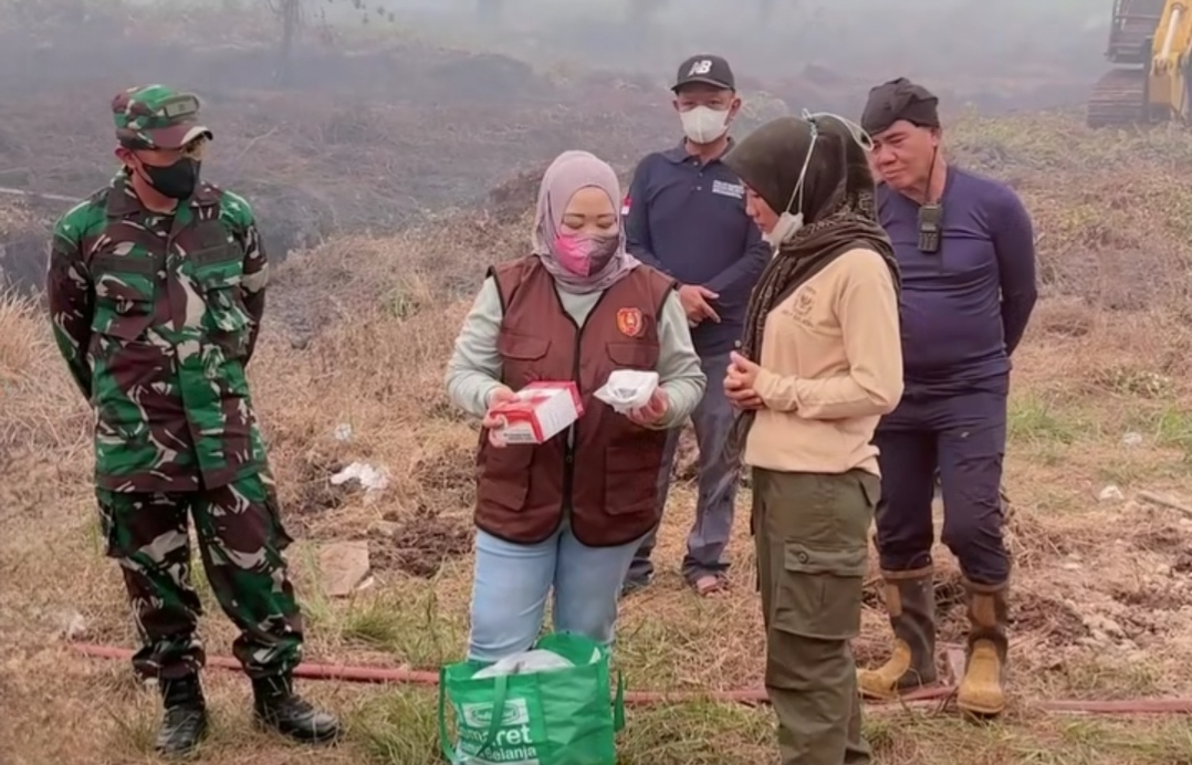 Nurhidayah Bagikan Masker dan Kacamata untuk Petugas Karhutla Kobar